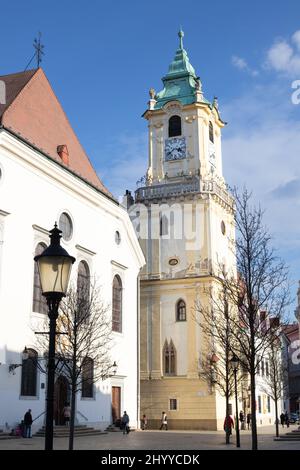 Bratislava Hauptplatz (Hlavne Namestie) während des Tages am März Stockfoto