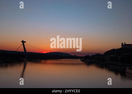 UFO-Brücke (die meisten SNP) bei Sonnenuntergang von der alten Brücke in Bratislava, Slowakei gesehen Stockfoto