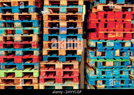 Bunte Holzpaletten in einem Fischerhafen. Kantabrien, Spanien, Europa. Stockfoto