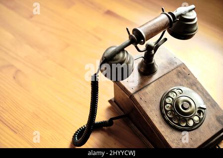 Vintage alte hölzerne Telefon auf einem Tisch. Stockfoto