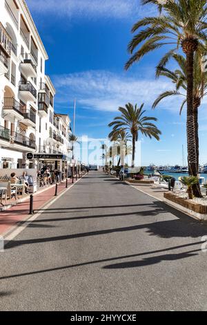 Schöne Panoramablick auf 'Puerto de la Duquesa' Luxus-Apartment Urbanisierung und Restaurants. Luxusurlaubsziel. Stockfoto