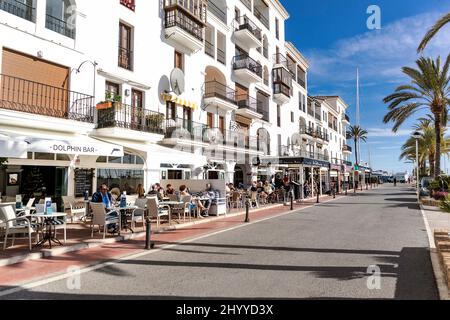 Schöne Panoramablick auf 'Puerto de la Duquesa' Luxus-Apartment Urbanisierung und Restaurants. Luxusurlaubsziel. Stockfoto