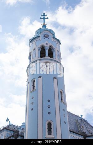 Die Blaue Kirche von Bratislava (St. Elisabeth-Kirche) an einem bewölkten Tag Stockfoto