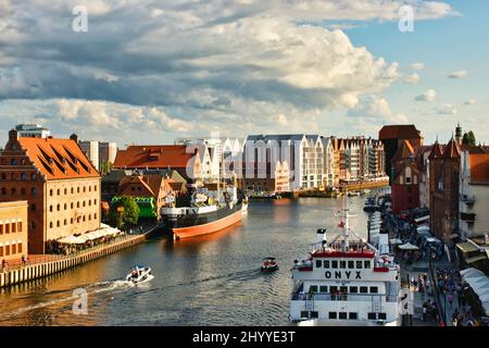 Luftaufnahme des Stadtzentrums von Danzig, mit dem Fluss Motlawa und dem Suraw-Kran Stockfoto