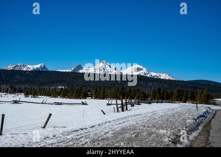 Die Sawtooth Mountains in Idaho im Winter Stockfoto