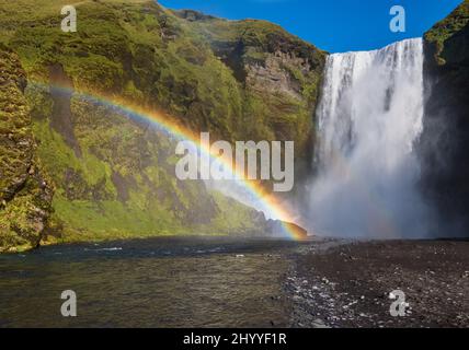 Malerisch voller Wasser großer Wasserfall Skogafoss Herbstansicht, Südwesten Islands. Stockfoto