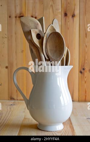 Holzlöffel in einem Krug auf einem Tisch Stockfoto