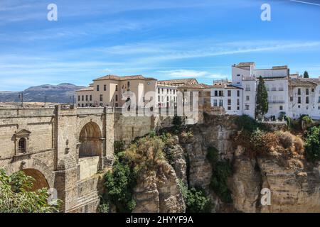 Schöne Stadt Ronda in der Provinz Malaga. Blick auf die 'Puente Nuevo', die neueste und größte der drei Brücken Stockfoto