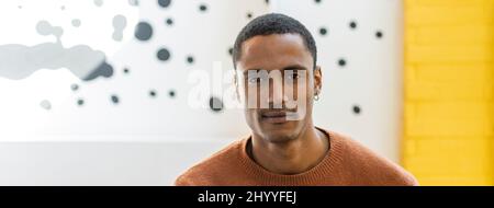 Horizontales Banner oder Header mit einem jungen marokkanischen Mann mit magnetischem Blick auf die Kamera - Studioportrait der charmanten jungen Mann aus dem Nahen Osten ag. Stockfoto