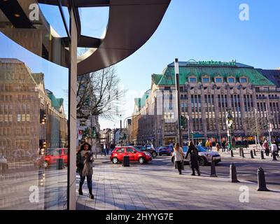 Königsallee in der Düsseldorfer Innenstadt an einem sonnigen Frühlingstag mit historischem Gebäude des traditionsreichen Kaufhauses Galerie Kaufhof. Stockfoto