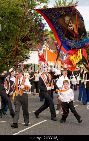 Orangemen marschieren auf ihrer Parade am 12.. Juli in Belfast, Nordirland Stockfoto