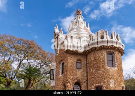 PARK GUELL BARCELONA KATALONIEN SPANIEN BUNTE GAUDI-MOSAIKEN AUF DEM DACH DER PORTER'S LODGE Stockfoto