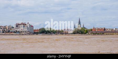 NEW ORLEANS, LA, USA - 5. MÄRZ 2022: Skyline des French Quarter von New Orleans zwischen dem Himmel und dem Mississippi River Stockfoto