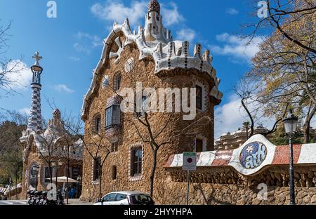 PARK GUELL BARCELONA KATALONIEN SPANIEN PORTERS LODGE GEBÄUDE AM EINGANG DES PARKS Stockfoto
