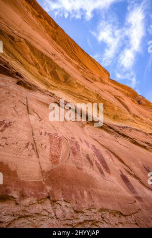 Gemalte Felsmalereien in der Great Gallery, einer alten Felsmalwand im Canyonlands National Park, Utah. Die große Galerie ist eine Felskunsttafel Stockfoto