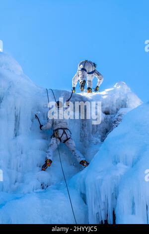 Mitglieder des Bergbataillons 132. der slowenischen Armee trainieren im Eisklettern im Ouray Ice Park in Colorado. Die Soldaten waren in den USA Stockfoto