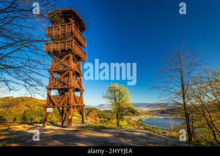 Aussichtsturm über dem Dorf Divinka in der Nähe von Zilina Stadt, Slowakei, Europa. Stockfoto