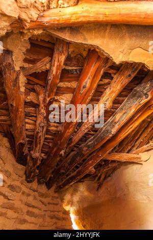 Original Deckenbalken im Doppeldeckergranar in Grand Staircase - Escalante National Monument in Utah. Die Doppeldeckergranare ist eine kleine, Stockfoto