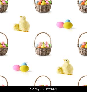 Nahtloses Ostermuster mit Korbkorb und pastellfarbenen bunten Eiern auf weißem Hintergrund. Christentum Religion Tradition. Stockfoto
