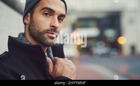 Das Leben in der Stadt ist einfach besser. Ausgeschnittene Aufnahme eines Mannes in der Stadt. Stockfoto