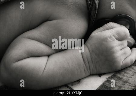 Nahaufnahme eines schlafenden Babys in Graustufen Stockfoto