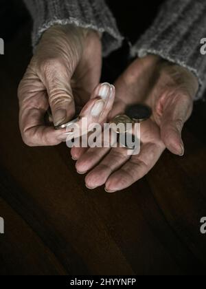 Rentnerin zählt Geld in ihre Hände Stockfoto