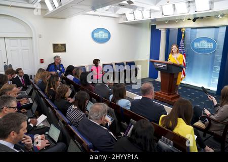 Washington, Usa. 15. März 2022. Die Pressesprecherin des Weißen Hauses, Jen Psaki, spricht am Dienstag, den 15. März 2022, während einer Pressekonferenz im James S. Brady Press Briefing Room im Weißen Haus in Washington, DC. Psaki beantwortete Fragen zu Themen wie Russland und der Ukraine. Foto von Leigh Vogel/UPI Credit: UPI/Alamy Live News Stockfoto