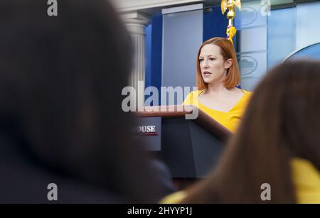 Washington, Usa. 15. März 2022. Die Pressesprecherin des Weißen Hauses, Jen Psaki, spricht am Dienstag, den 15. März 2022, während einer Pressekonferenz im James S. Brady Press Briefing Room im Weißen Haus in Washington, DC. Psaki beantwortete Fragen zu Themen wie Russland und der Ukraine. Foto von Leigh Vogel/UPI Credit: UPI/Alamy Live News Stockfoto