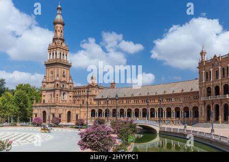 Schöner Platz Espana, im Zentrum von Sevilla. Pandemiezeit, mit sehr wenigen Touristen. Pferdekutsche vorbei. Blues Himmel wenige Wolken. Stockfoto