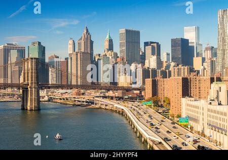 Luftansicht der Innenstadt Manhattans bei Sonnenuntergang, New York City. Stockfoto