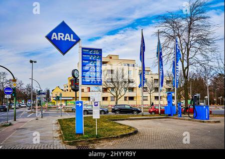 Berlin, Deutschland - 14. März 2022: Blick auf die Preistafel einer Aral Group Tankstelle mit extrem hohen Preisen. Stockfoto