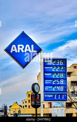 Berlin, Deutschland - 14. März 2022: Blick auf die Preistafel einer Aral Group Tankstelle mit extrem hohen Preisen. Stockfoto