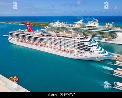 Das Kreuzschiff Carnival Conquest dockte in Nassau Harbour, Nassau, New Providence Island, Bahamas. Stockfoto