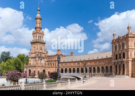 Schöner Platz Espana, im Zentrum von Sevilla. Pandemiezeit, mit sehr wenigen Touristen. Pferdekutsche vorbei. Blues Himmel wenige Wolken. Stockfoto