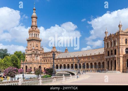 Schöner Platz Espana, im Zentrum von Sevilla. Pandemiezeit, mit sehr wenigen Touristen. Pferdekutsche vorbei. Blues Himmel wenige Wolken. Stockfoto