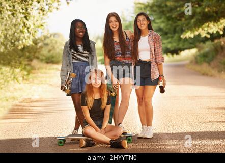 Sie sind alles, was ich diesen Sommer brauche. Vier Freunde verbringen im Urlaub eine gute Zeit im Freien. Stockfoto
