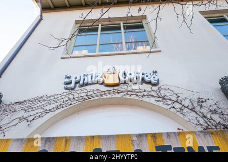 USA. 25. Januar 2022. Schild an der Fassade im Philz Coffee Café in Lafayette, Kalifornien, 25. Januar 2022. (Foto: Gado/Sipa USA) Quelle: SIPA USA/Alamy Live News Stockfoto