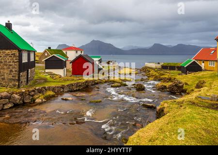 Das kleine Dorf Gjogv liegt am Hang des Berges auf der Insel Streymoy. Färöer, Dänemark. Stockfoto