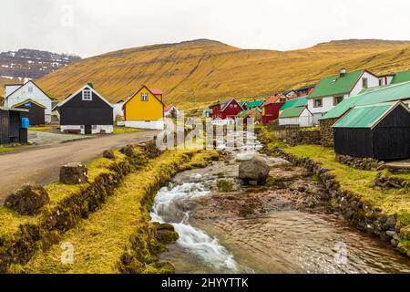 Das kleine Dorf Gjogv liegt am Hang des Berges auf der Insel Streymoy. Färöer, Dänemark. Stockfoto