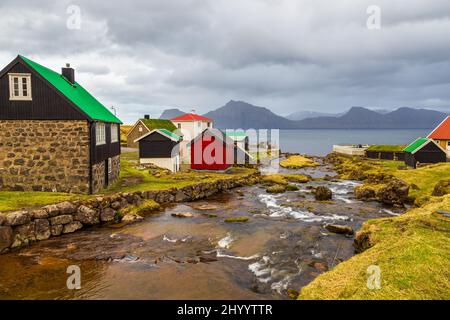 Das kleine Dorf Gjogv liegt am Hang des Berges auf der Insel Streymoy. Färöer, Dänemark. Stockfoto