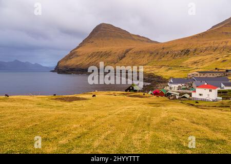 Das kleine Dorf Gjogv liegt am Hang des Berges auf der Insel Streymoy. Färöer, Dänemark. Stockfoto