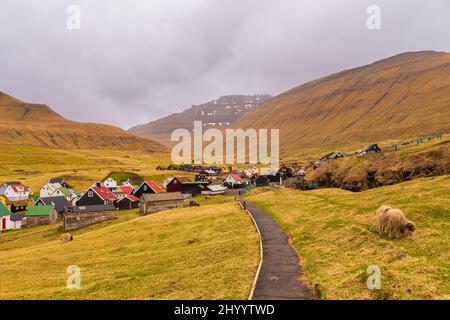 Das kleine Dorf Gjogv liegt am Hang des Berges auf der Insel Streymoy. Färöer, Dänemark. Stockfoto