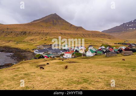 Das kleine Dorf Gjogv liegt am Hang des Berges auf der Insel Streymoy. Färöer, Dänemark. Stockfoto