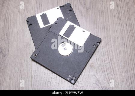 Zwei Disketten auf einem Holztisch aus der Nähe Stockfoto