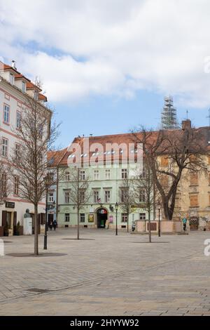 Bratislava Hauptplatz (Hlavne Namestie) während des Tages am März Stockfoto