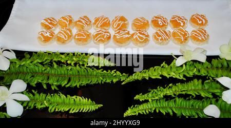 Toast mit goldenem Kaviar und saurem Rahm-Cocktail-Hors d'Oeuvre auf Tablett mit Farn und weißen Orchideen Stockfoto