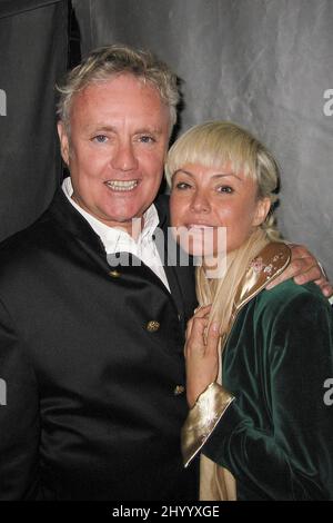 Roger Taylor,der Schlagzeuger von Queen mit seiner Frau Sarina Potgieter backstage beim Band de Lac Charity Konzert in Wintershall,Surrey 11.. Juni 2005. Stockfoto