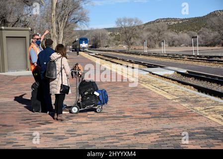 Ein Amtrak Southwest Chief Personenzug kommt am Amtrak-Bahnhof in Lamy, New Mexico, an, um Passagiere abzuholen, die nach Westen nach Los Angeles fahren. Stockfoto