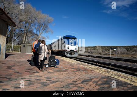 Ein Amtrak Southwest Chief Personenzug kommt am Amtrak-Bahnhof in Lamy, New Mexico, an, um Passagiere abzuholen, die nach Westen nach Los Angeles fahren. Stockfoto