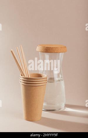 Catering und Street Fast Food Pappbecher, Trinkhalme und Glasbecher. Zubehör zum Essen und Trinken im Freien. Ökologie, Recycling-Konzept. Stockfoto